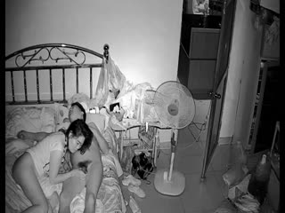 【隔壁鄰居】破解小劉家網絡攝像頭監控偷拍媳婦含著熟睡中小劉哥的大屌硬了騎上去啪啪啪啪